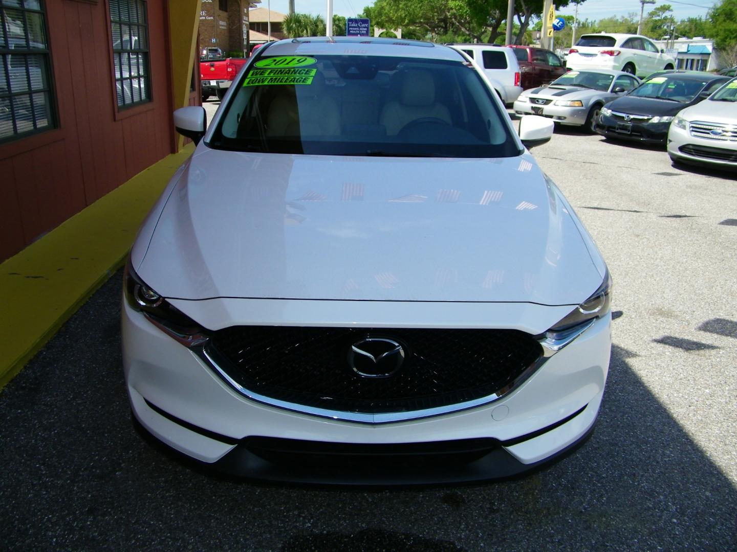 2019 White /Beige Mazda CX-5 Touring (JM3KFACM8K1) with an 2.5L L4 DOHC 16V engine, 6A transmission, located at 4000 Bee Ridge Road, Sarasota, FL, 34233, (941) 926-0300, 27.298664, -82.489151 - Photo#5